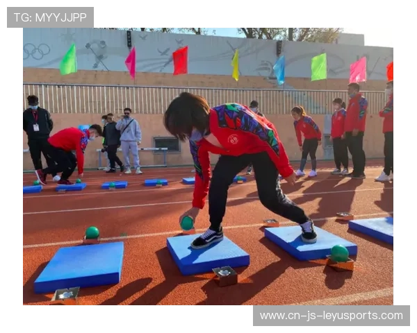 “挥拍如风，壁球挑战极限！高新区全民健身馆迎来速度与耐力之战”